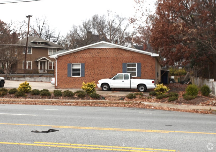 501 Summit Ave, Greensboro, NC à louer - Photo du bâtiment - Image 2 de 2