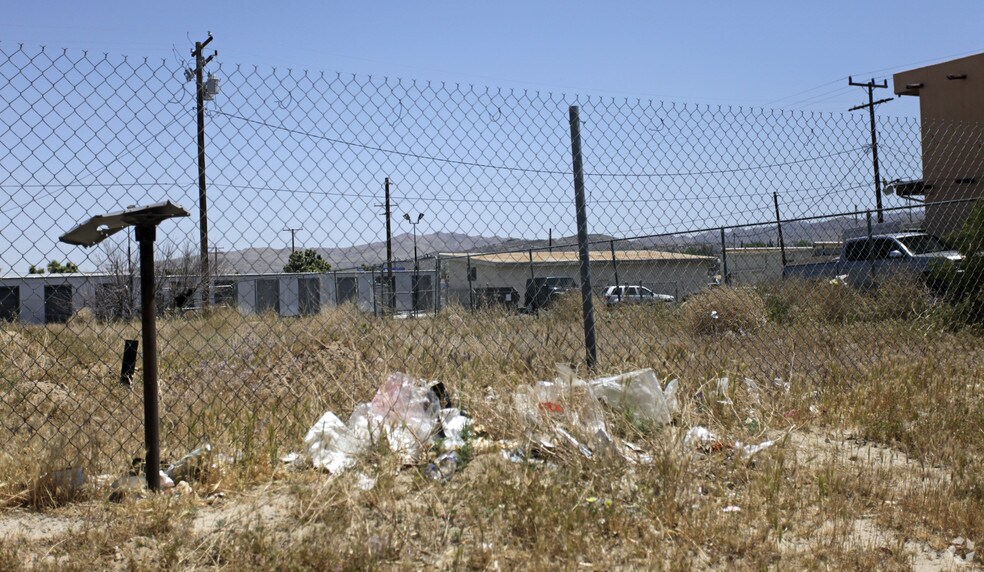 7243 Mohawk Trl, Yucca Valley, CA à vendre - Photo du bâtiment - Image 2 de 4