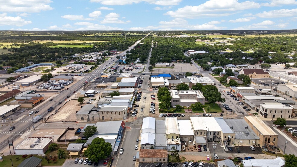 308 S Main St, Burnet, TX à vendre - Photo du bâtiment - Image 3 de 13