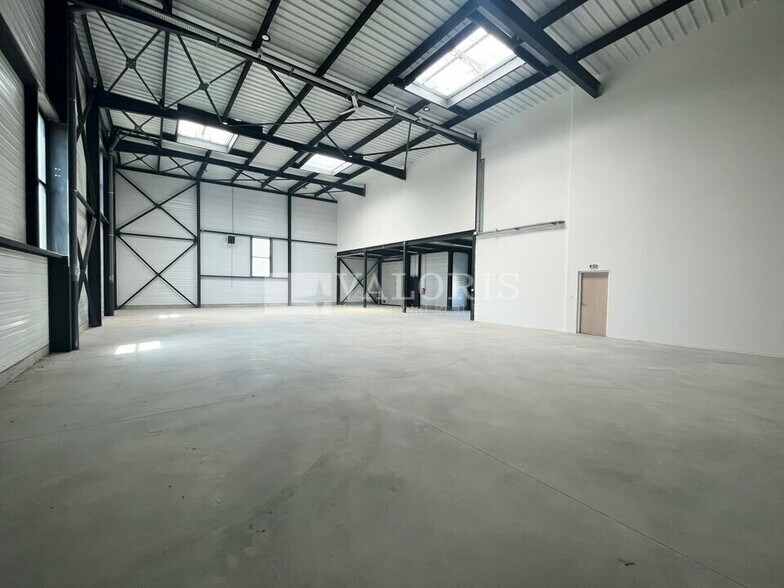 Flex in Colombier-Saugnieu for lease - Interior Photo - Image 3 of 5