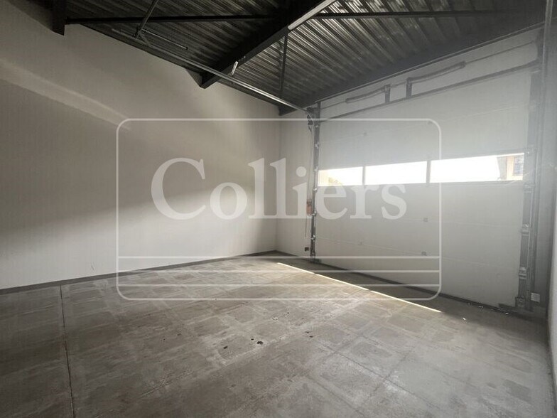 Flex in La Ciotat for lease - Interior Photo - Image 2 of 6