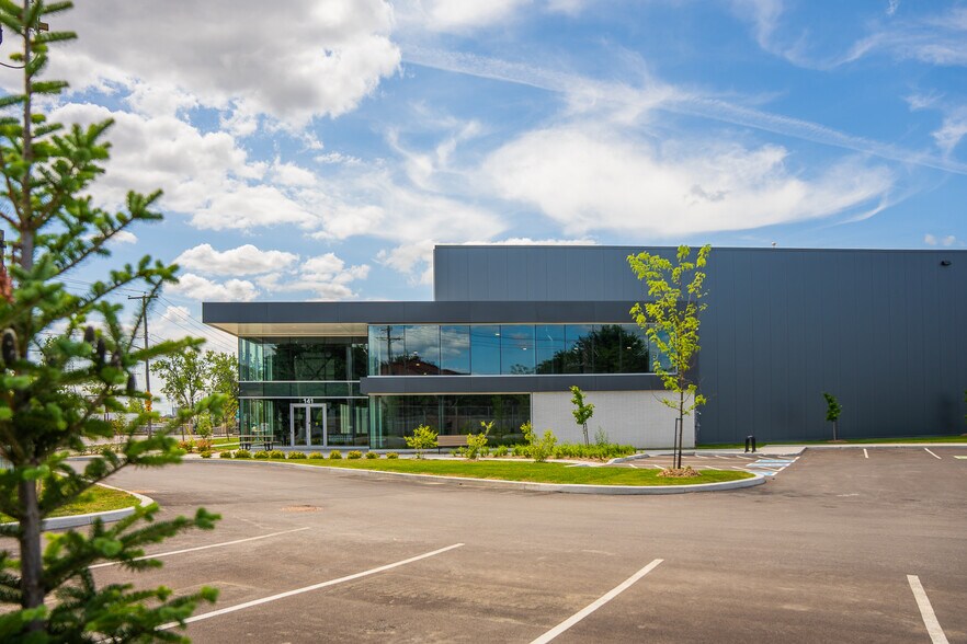 141 Boul Bellerose O, Laval, QC à louer - Photo du bâtiment - Image 2 de 11