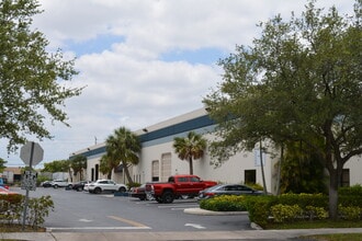 1570-1578 NW 165th St, Miami, FL à louer Photo du bâtiment- Image 1 de 2