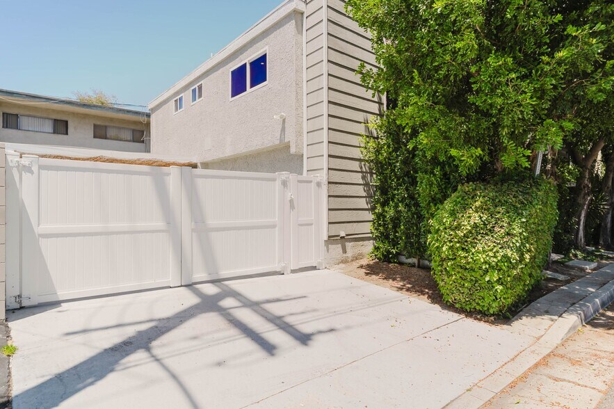 4405 Ventura Canyon Ave, Sherman Oaks, CA à vendre - Photo du bâtiment - Image 1 de 35