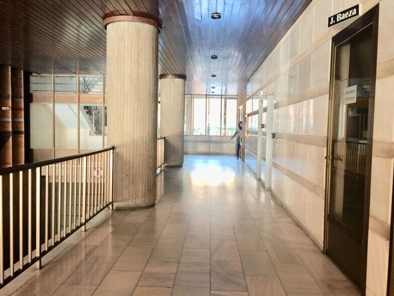 Bureau dans Elche, Alicante à louer - Hall d’entrée - Image 3 de 9