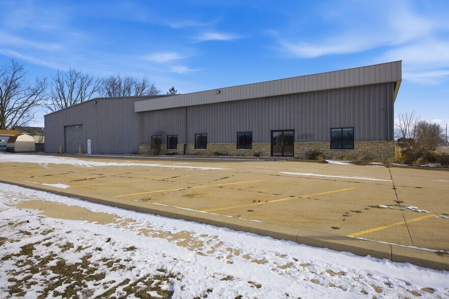 1199 44th St, Marion, IA à vendre - Photo du bâtiment - Image 2 de 62