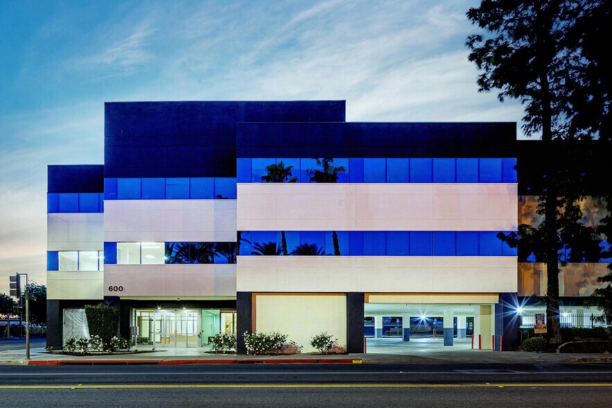 600 N Arrowhead Ave, San Bernardino, CA à vendre - Photo du bâtiment - Image 1 de 17