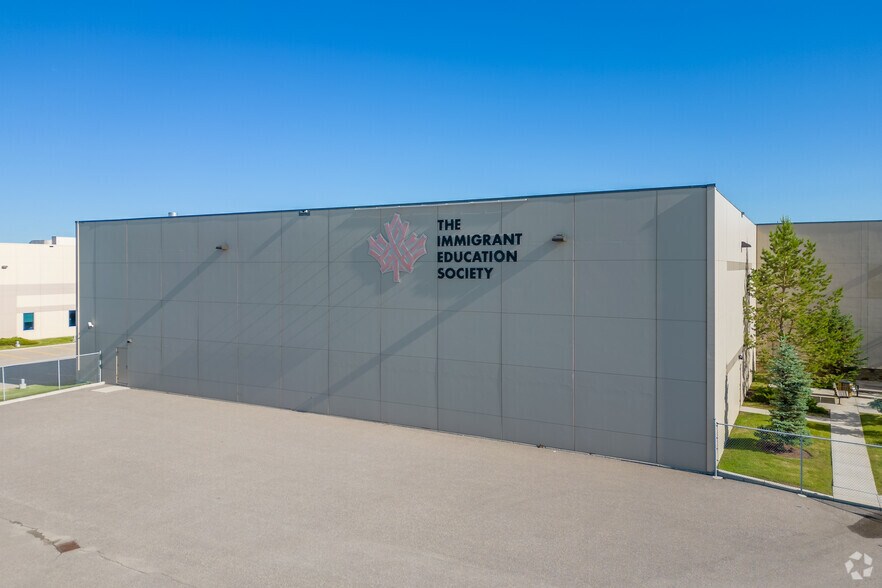 3675 63rd Ave NE, Calgary, AB à louer - Photo du bâtiment - Image 3 de 8
