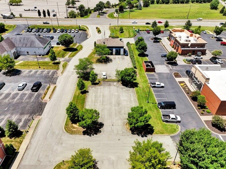 11820 Ransum Dr, Louisville, KY à louer - Photo du bâtiment - Image 2 de 13