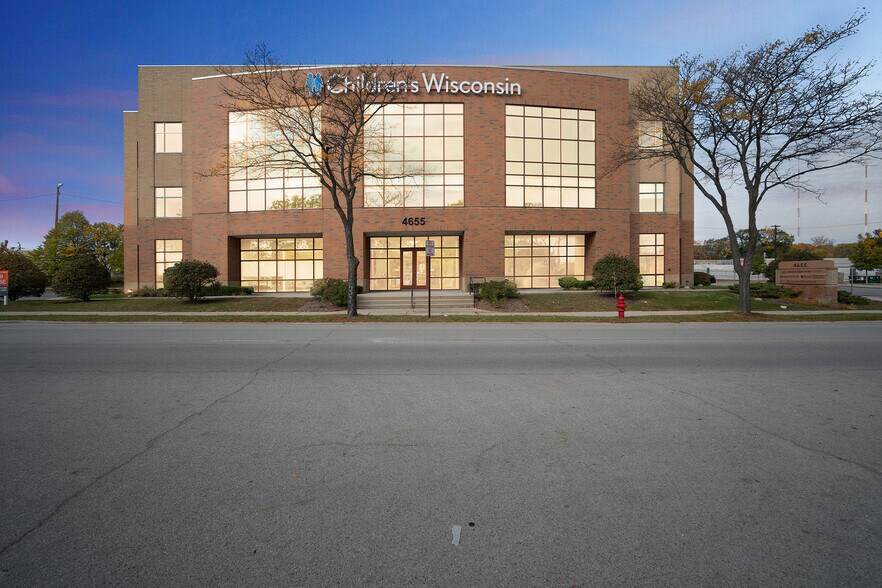4655 N Port Washington Rd, Glendale, WI à louer - Photo du bâtiment - Image 2 de 3