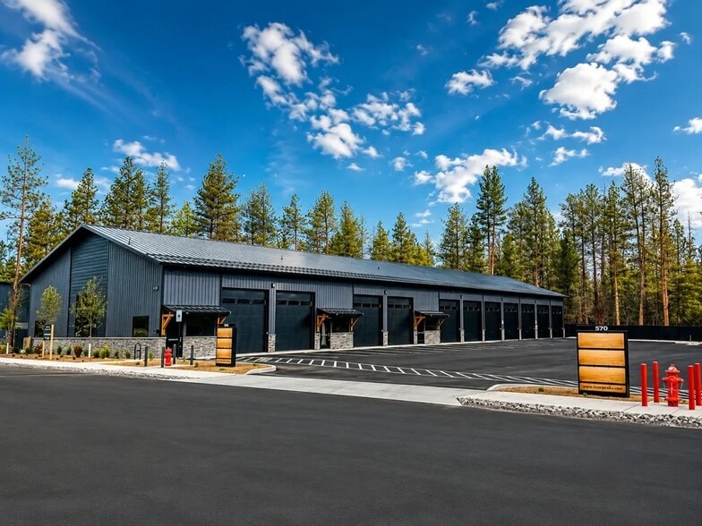570 Three Peaks Dr, Sisters, OR for lease - Building Photo - Image 2 of 6