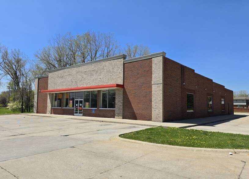 8400 Wayne Rd, Romulus, MI for lease - Building Photo - Image 1 of 8