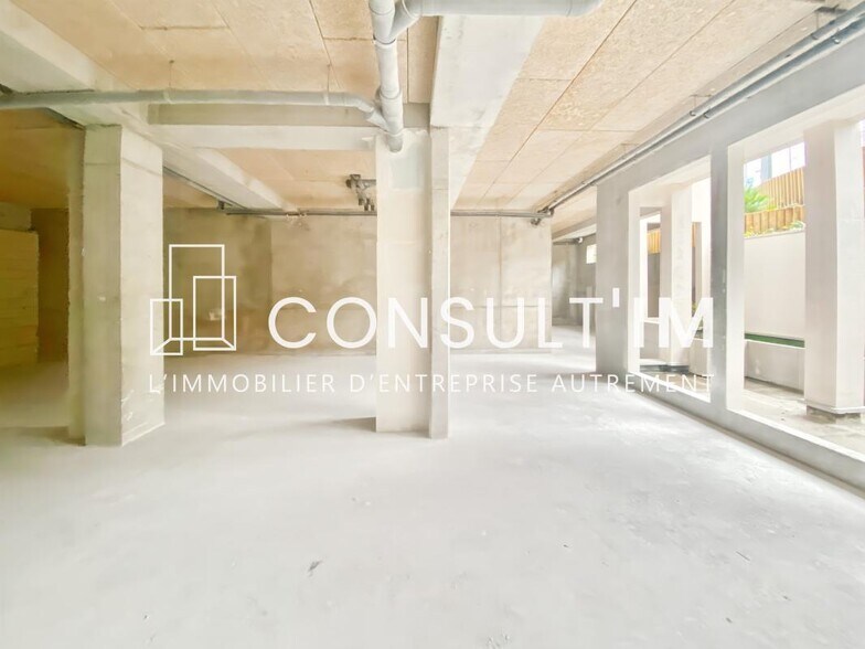 Retail in Clichy for lease - Interior Photo - Image 1 of 7