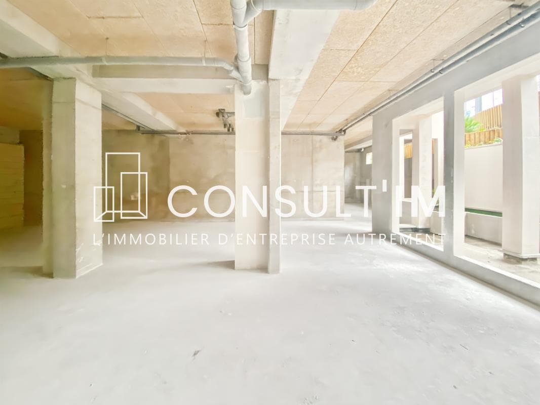 Retail in Clichy for lease Interior Photo- Image 1 of 8