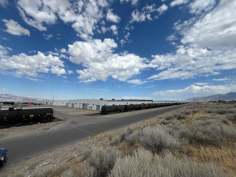 SELLER FINANCING AVAILABLE - Industrial portfolio of 4 properties for sale on LoopNet.ca - Building Photo - Image 2 of 12