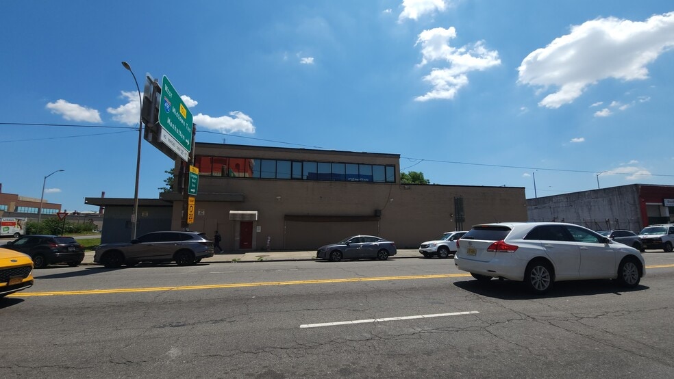 4939 Van Dam St, Long Island City, NY for lease - Building Photo - Image 2 of 10