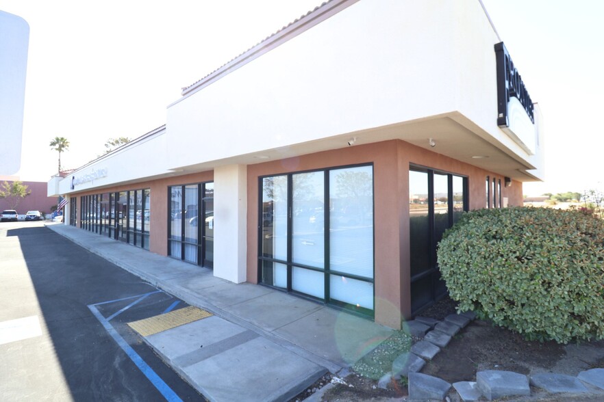 710-720 N China Lake Blvd, Ridgecrest, CA for lease - Building Photo - Image 2 of 9