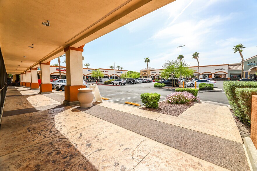 55-75 S Valle Verde Dr, Henderson, NV à louer - Photo du bâtiment - Image 2 de 8