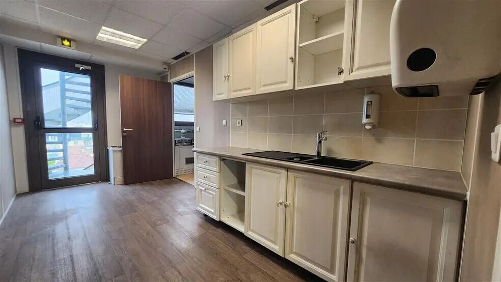 Office in La Garenne-Colombes for lease - Building Photo - Image 3 of 8