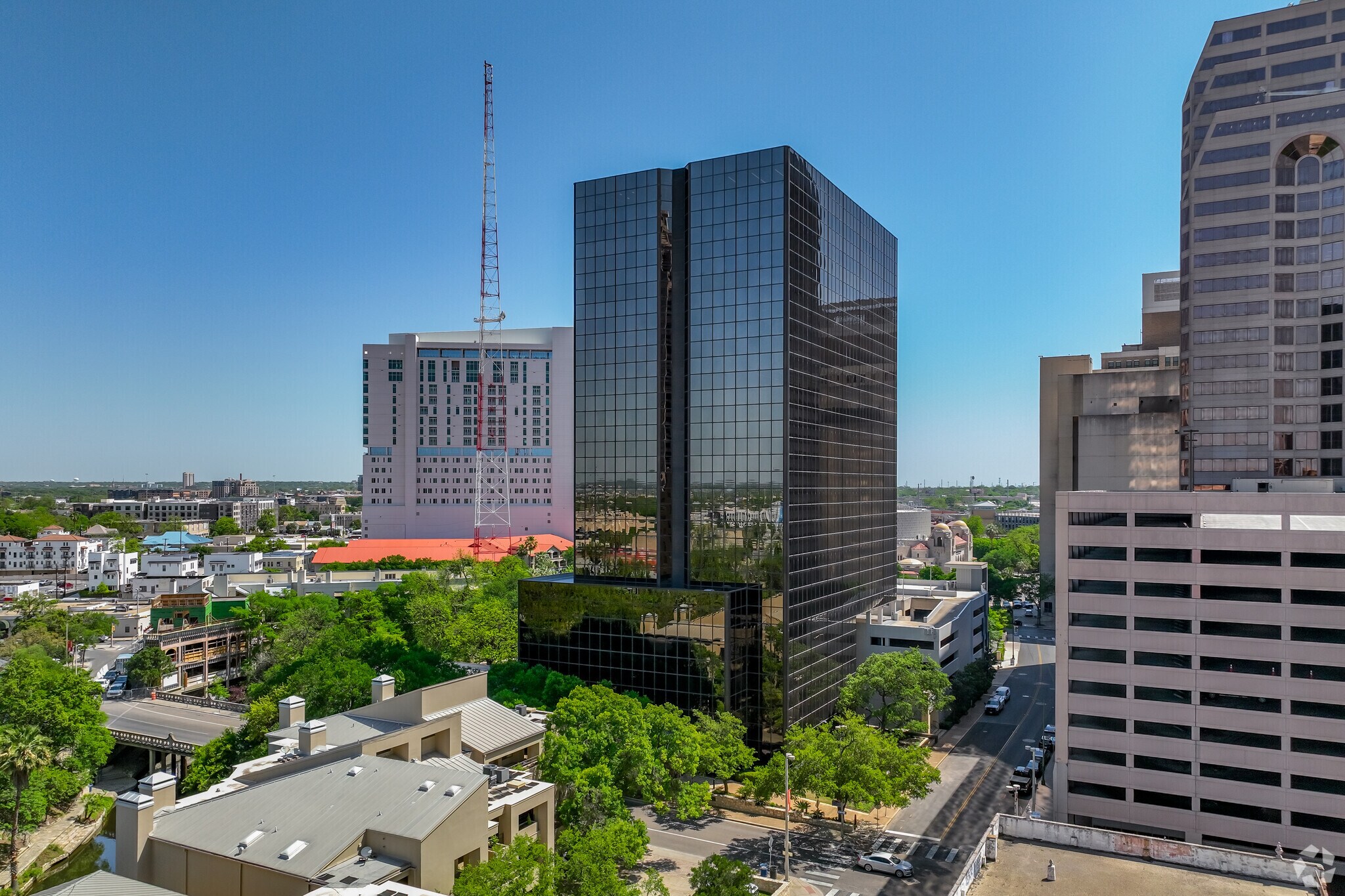 700 N Saint Marys St, San Antonio, TX à louer Photo du bâtiment- Image 1 de 37