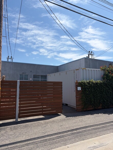 2409 W Empire Ave, Burbank, CA for lease - Building Photo - Image 2 of 7