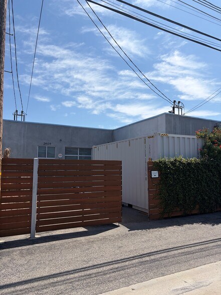 2409 W Empire Ave, Burbank, CA à louer - Photo du bâtiment - Image 2 de 7