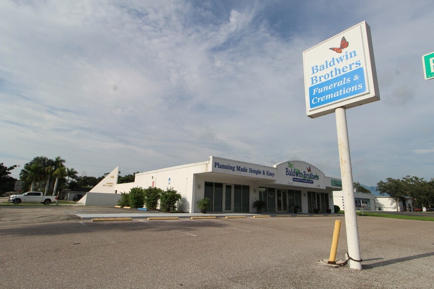 4609 Bee Ridge Rd, Sarasota, FL for sale - Building Photo - Image 2 of 7