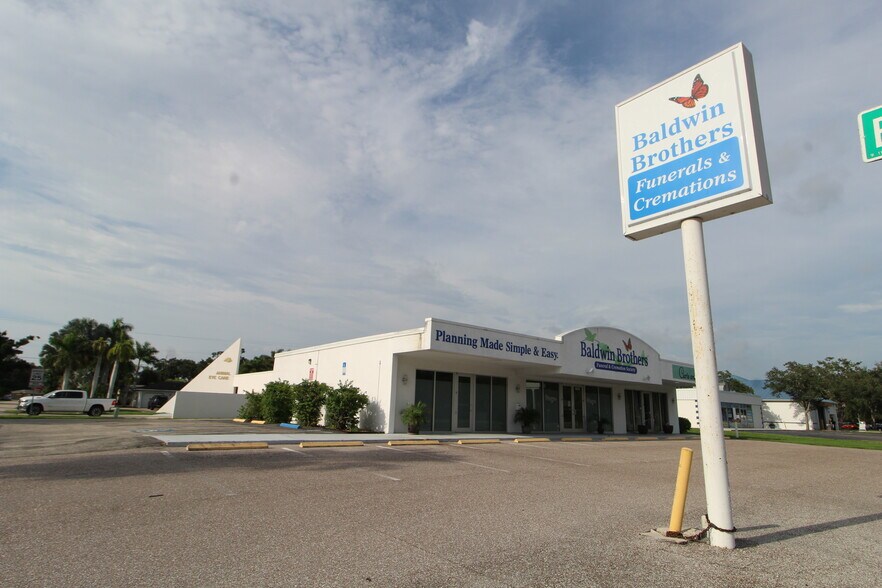 4609 Bee Ridge Rd, Sarasota, FL à vendre - Photo du bâtiment - Image 2 de 7