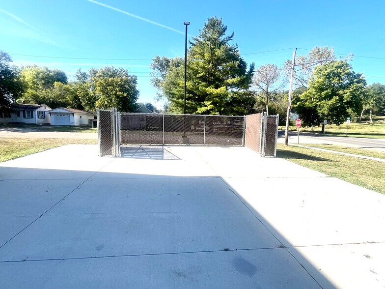 320 S Adams St, Manito, IL à louer - Photo du bâtiment - Image 3 de 7