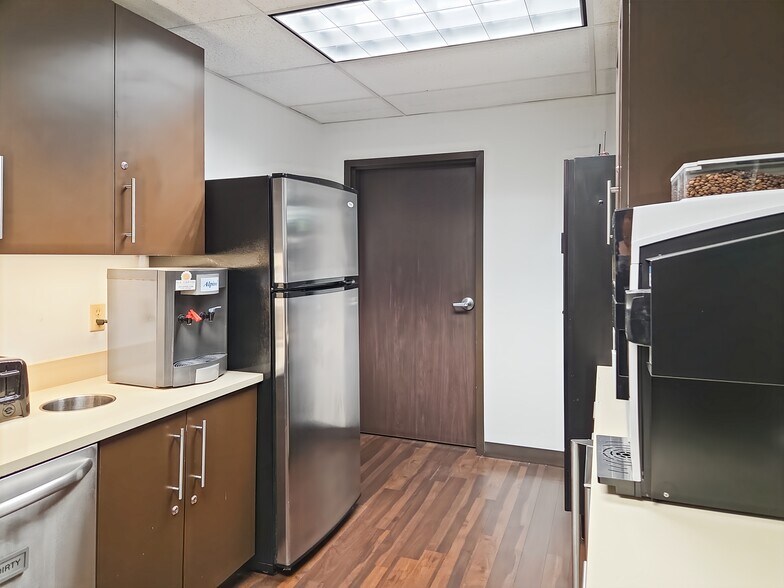 1224 Mill St, East Berlin, CT à louer - Photo intérieure - Image 2 de 13