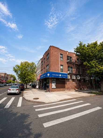3067 14th St, Astoria, NY à vendre - Photo du bâtiment - Image 2 de 2