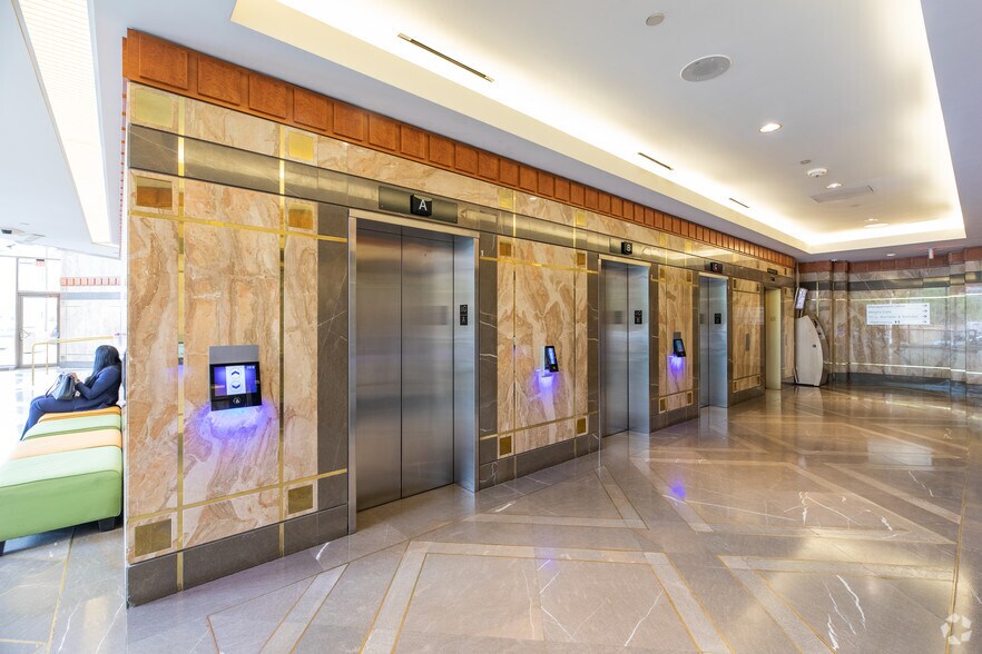 5001 Yonge St, Toronto, ON à louer - Hall d’entrée - Image 3 de 6