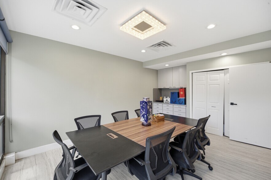 6800 Fleetwood Rd, McLean, VA for sale - Building Photo - Image 2 of 12