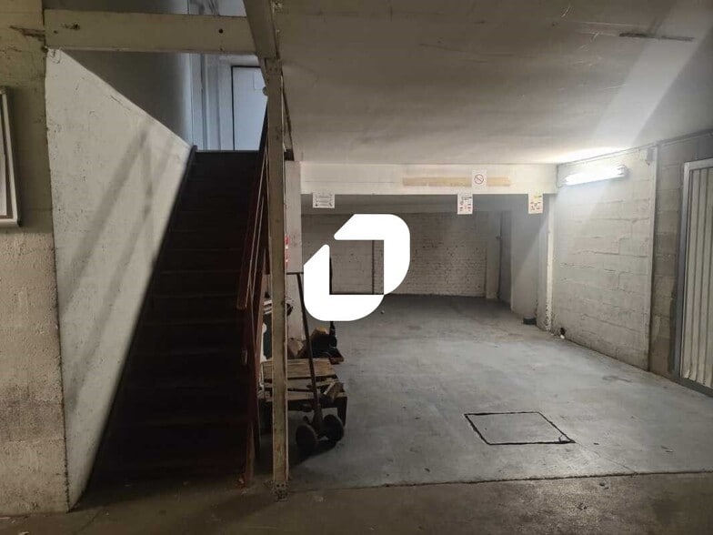 Flex in Clichy for lease - Building Photo - Image 3 of 9