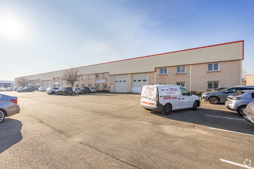 Flex in Chassieu for lease - Building Photo - Image 2 of 2