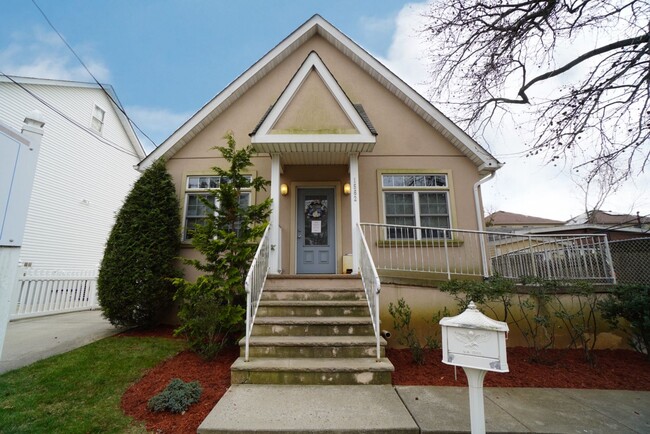 More details for 1562 Drumgoole Rd E, Staten Island, NY - Office for Sale