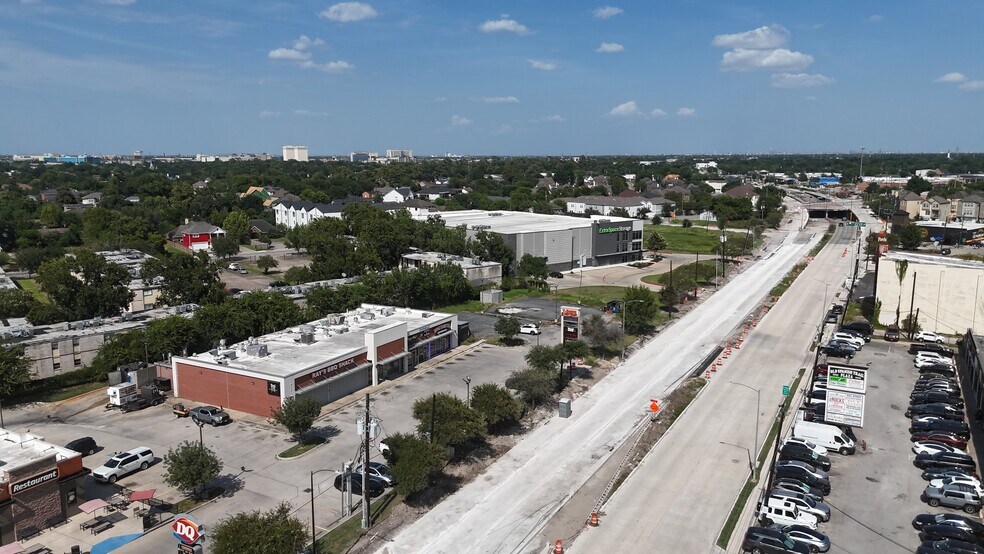 Old Spanish Trl & Scottcrest Dr, Houston, TX à louer - Photo du bâtiment - Image 3 de 4
