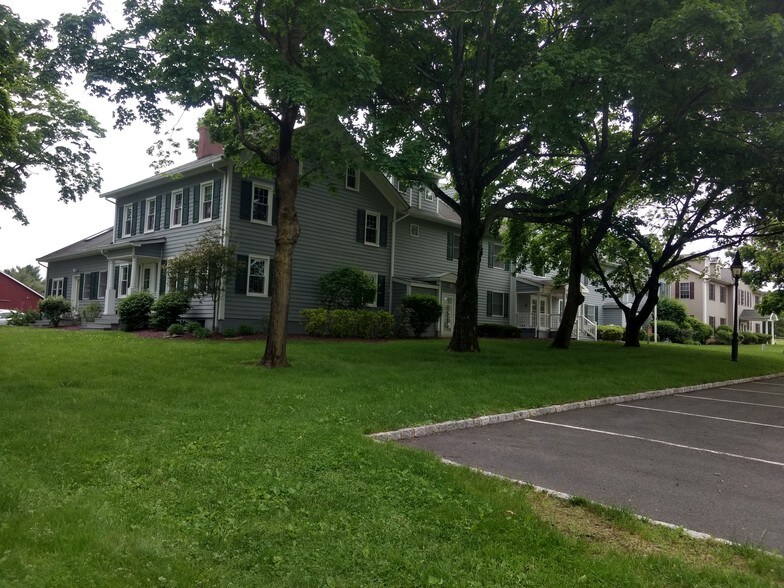 2 Clerico Ln, Hillsborough, NJ à louer - Photo du bâtiment - Image 3 de 34
