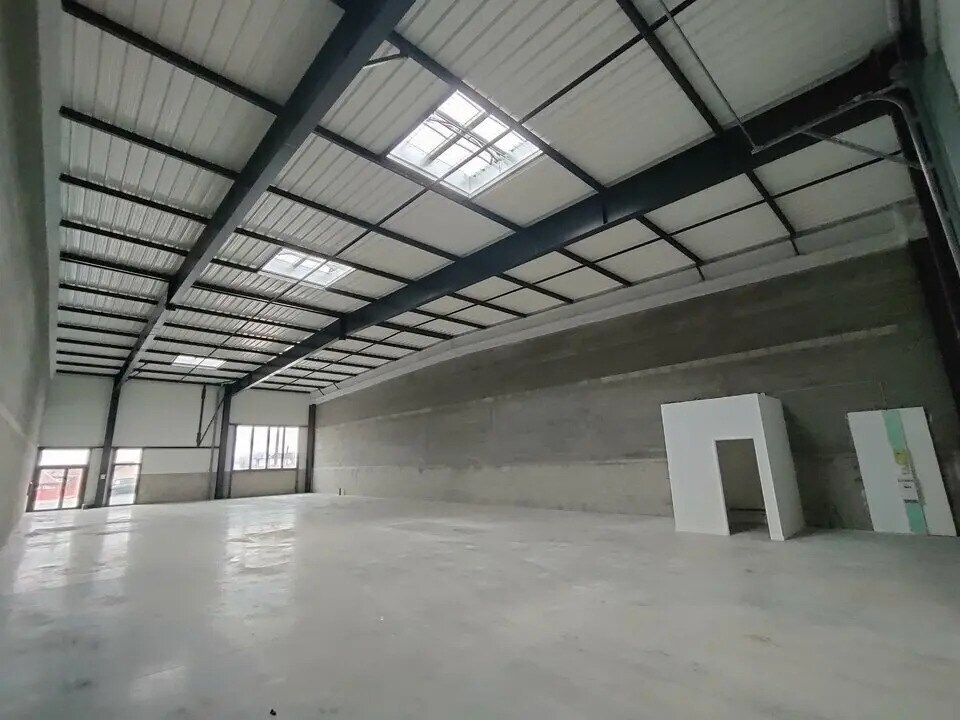 Flex in Vaulx-Milieu for lease Interior Photo- Image 1 of 10