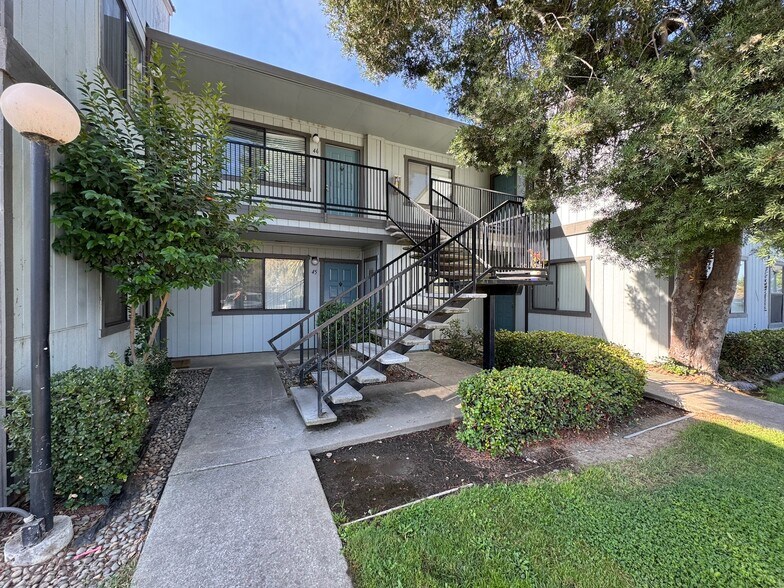 409 N Lincoln Way, Galt, CA à vendre - Photo du bâtiment - Image 3 de 24