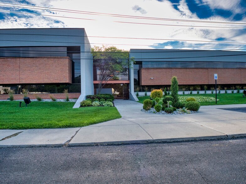23800 Orchard Lake Rd, Farmington Hills, MI for lease - Building Photo - Image 1 of 4