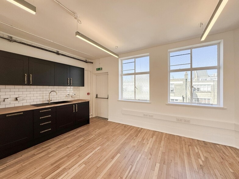 15-16 Margaret St, London for lease - Building Photo - Image 3 of 6