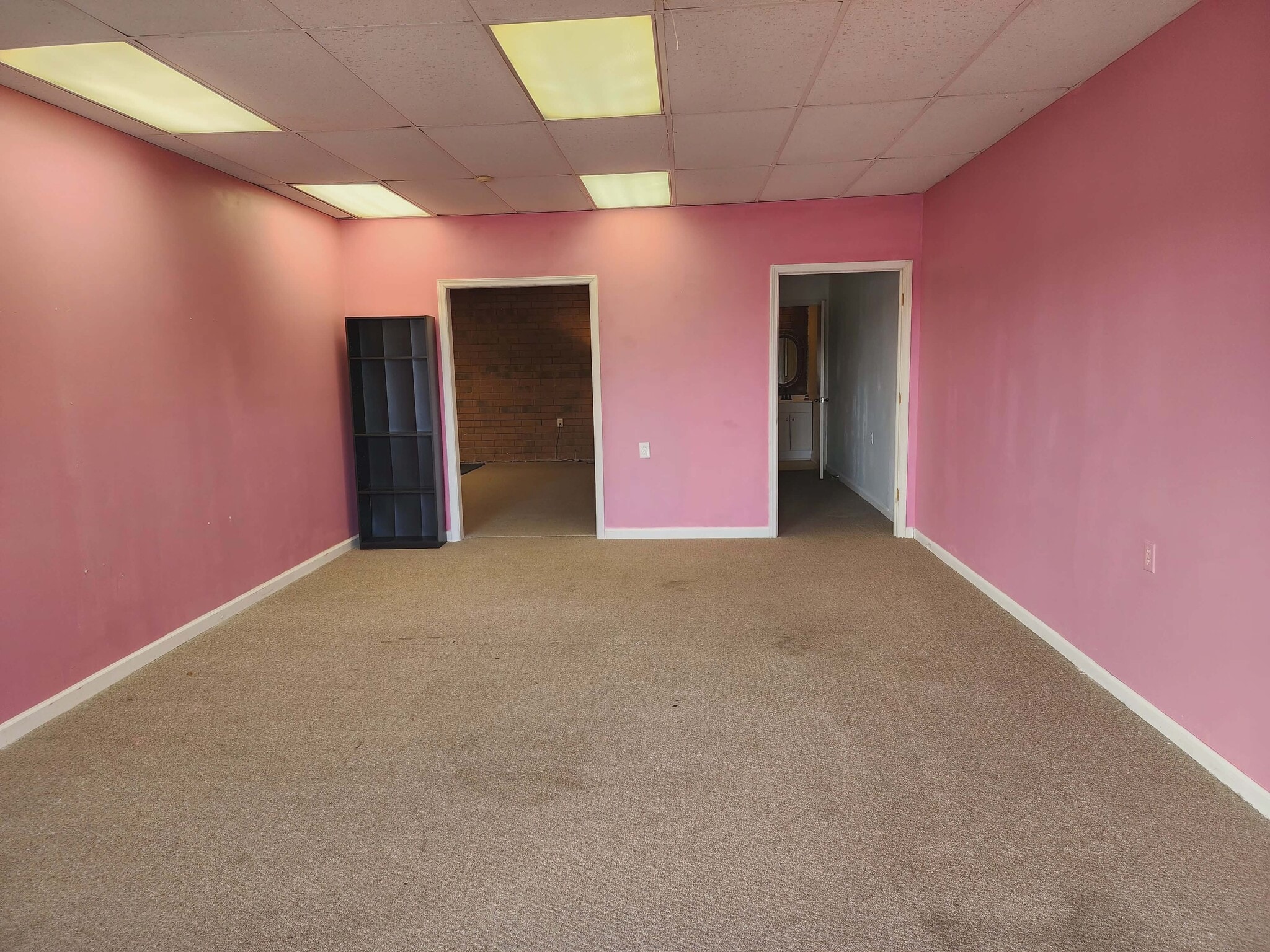 1102-1104 W Fairfield Rd, High Point, NC for lease Interior Photo- Image 1 of 8