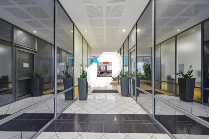 Bureau dans Torcy à louer - Hall d’entrée - Image 1 de 12