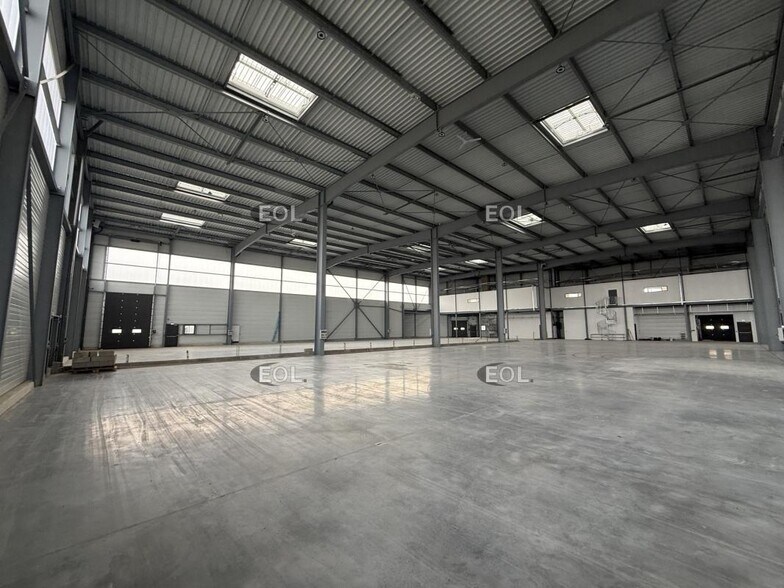 Flex in Torcy for lease - Interior Photo - Image 3 of 4