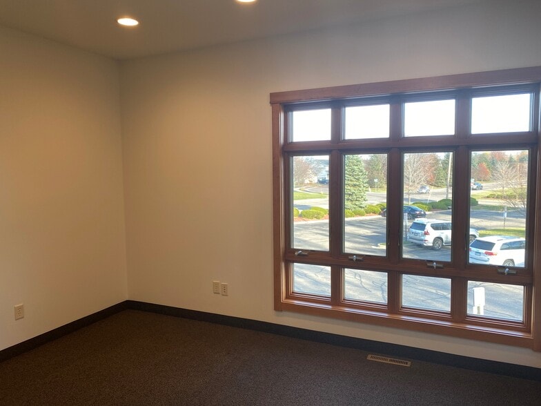 18200 45th Ave N, Plymouth, MN for lease - Building Photo - Image 3 of 19