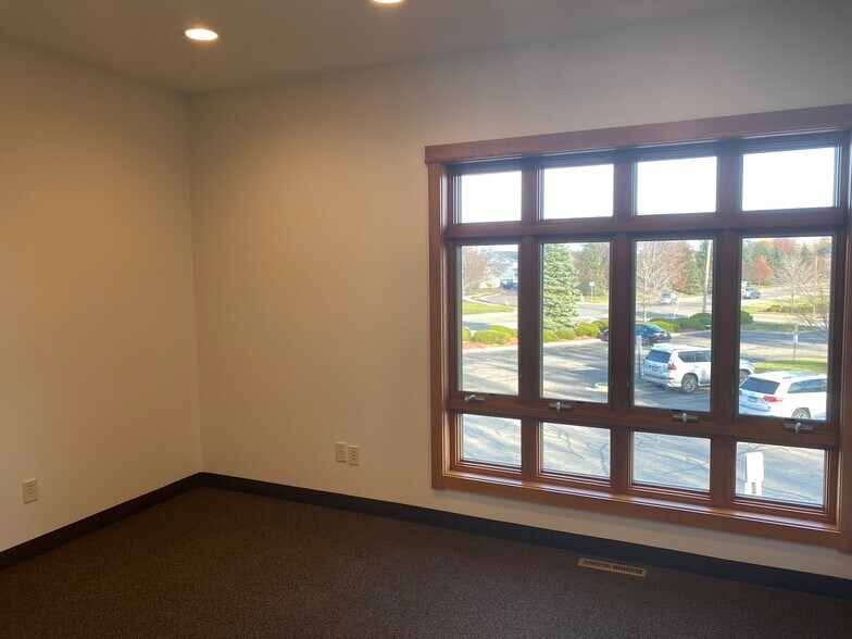 18200 45th Ave N, Plymouth, MN à louer - Photo du bâtiment - Image 3 de 19