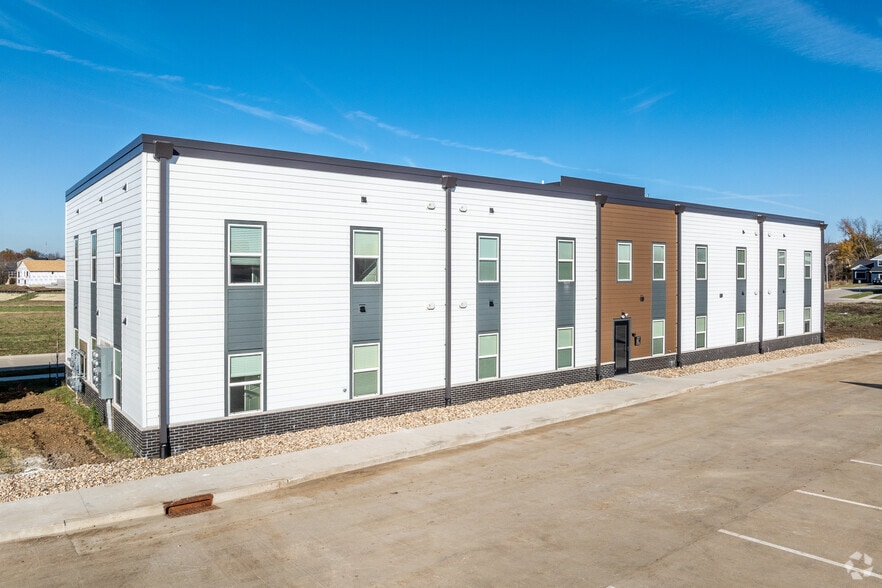 3701-3761 Eastbrook Dr, Iowa City, IA for sale - Building Photo - Image 3 of 18