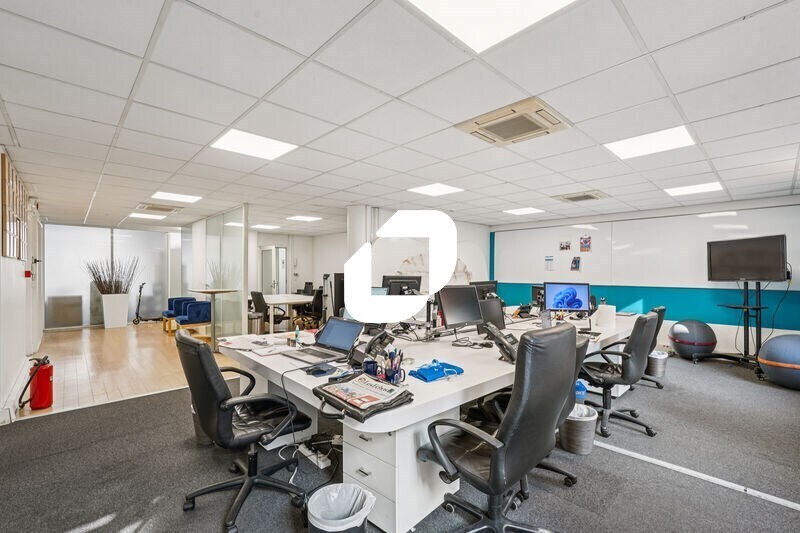 Office in Neuilly-sur-Seine for lease Building Photo- Image 1 of 9
