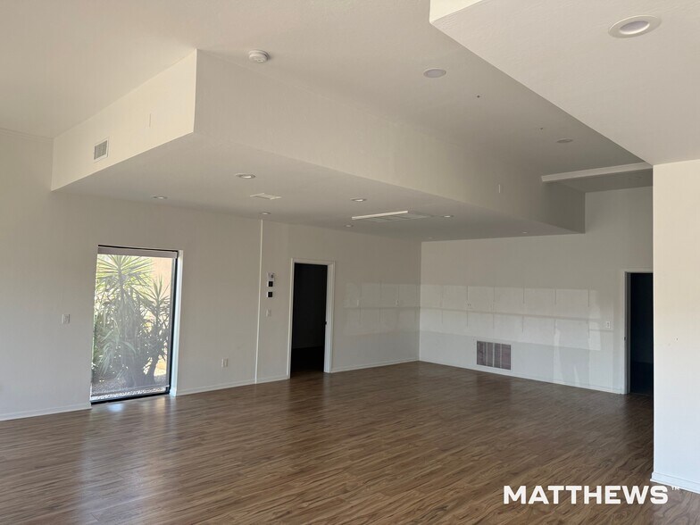 7443 E Butherus Dr, Scottsdale, AZ à louer - Photo du bâtiment - Image 2 de 6